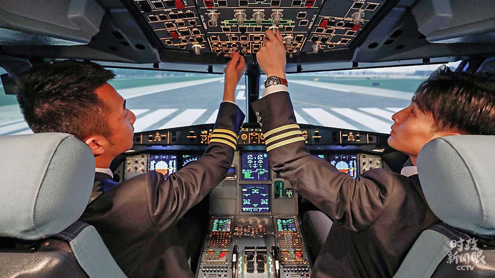 △10月22日，首台中国完整自主知识产权D级全动飞行模拟机正式在上海启用。